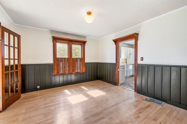 Building Photo - Charming 3 Bedroom, 2 Bath Home with Abundant Space & Natural Light