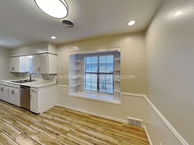 Building Photo - 5928 Fox Hill Ln