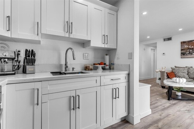 Building Photo - 9310 Fontainebleau Blvd