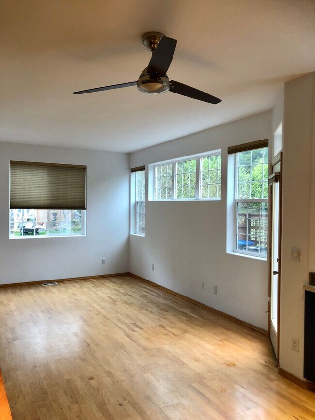 Building Photo - 3 Bedroom Townhouse in Poulsbo