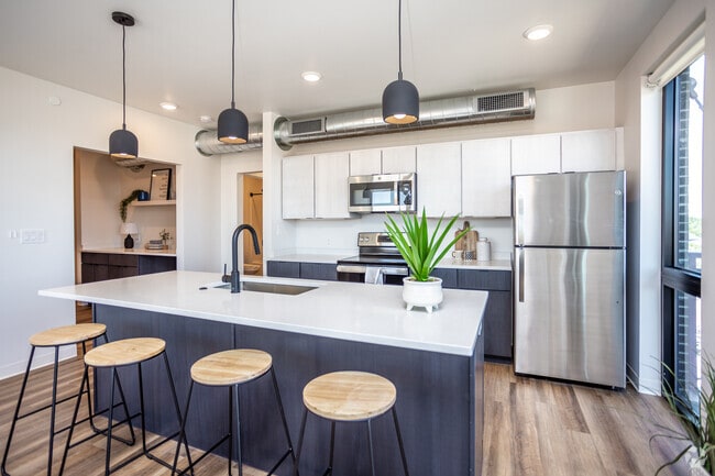 Interior Photo - Broad + Main on 6th & 7th