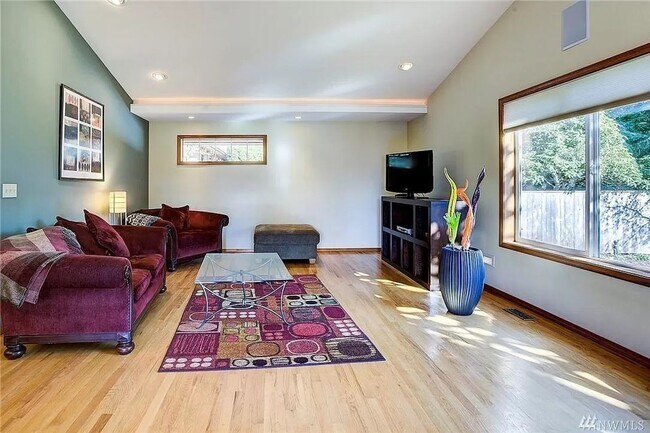 Building Photo - Beautiful and bright 3 bed / 2 bath rambler for rent!