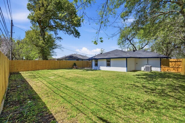 Building Photo - 5962 Ridgeway Dr