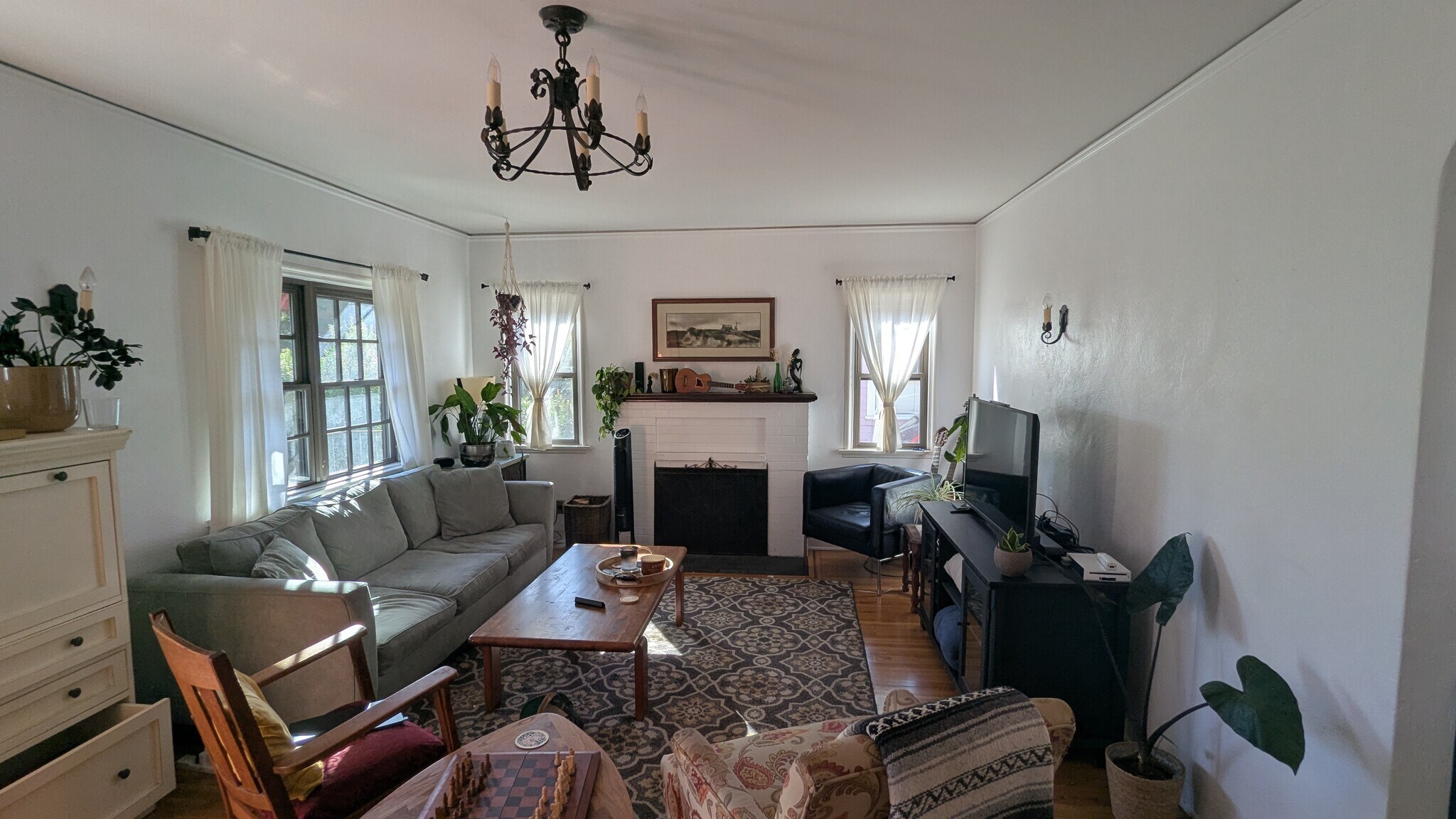 Building Photo - 2510 De la Vina St
