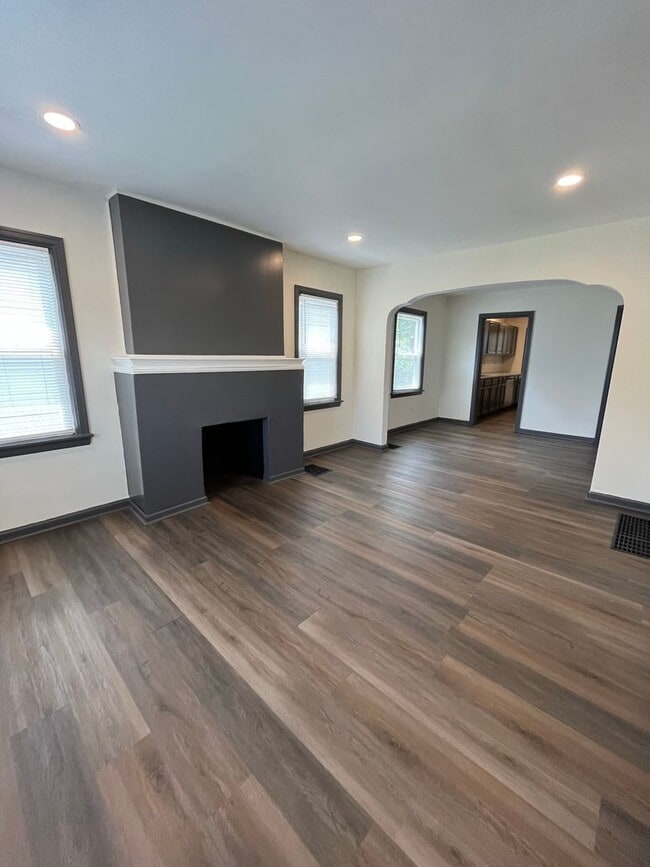Building Photo - Updated 2 Bedroom, 1 1/2 Bath Home With Fe...