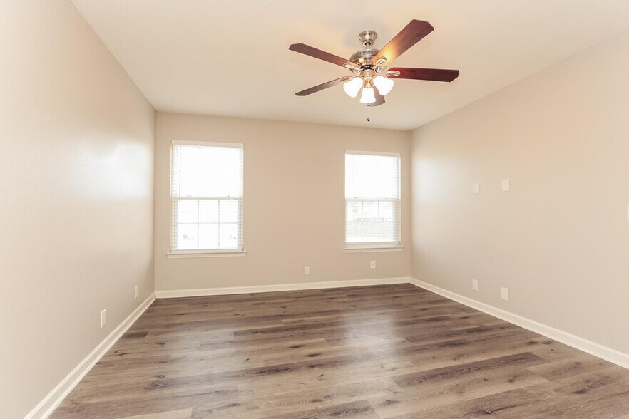 Building Photo - 1316 S Hampton Ct