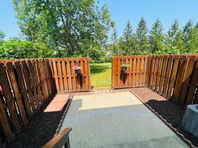 Building Photo - 9672 E Idlewood Dr