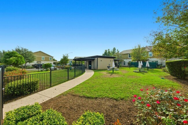 Building Photo - 516 E Slaughter Ln