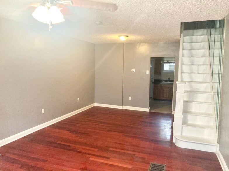 Building Photo - Updated 3-Bedroom in Grays Ferry