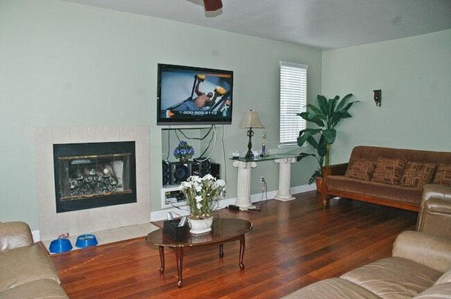 Building Photo - Charming 4-Bedroom, 2.5-Bathroom Two-Story...