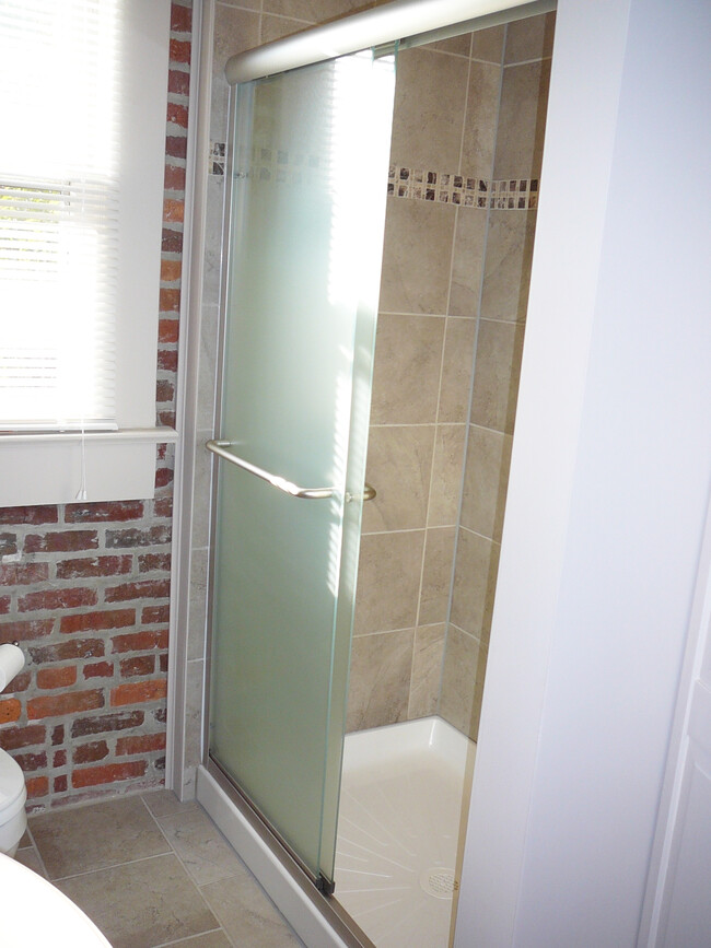 Shower - 609 S Lazelle St