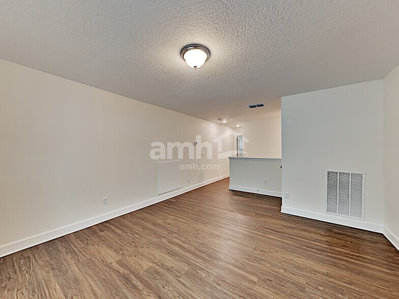 Building Photo - 3025 Creek Village Ln