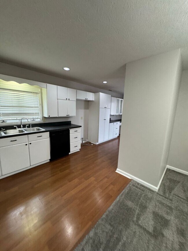 Building Photo - Warren Twp - 3 BR ranch