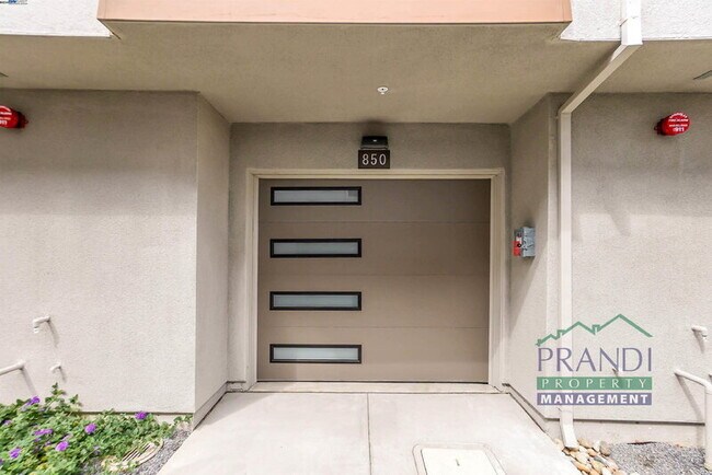 Building Photo - 850 Verandah Ln