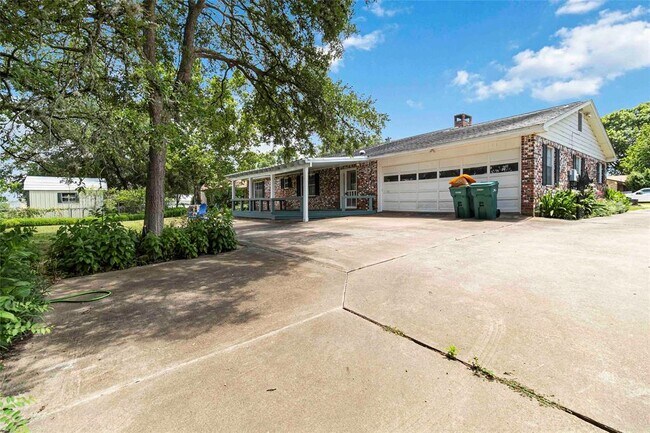 Building Photo - 730 N Sarah Jo St