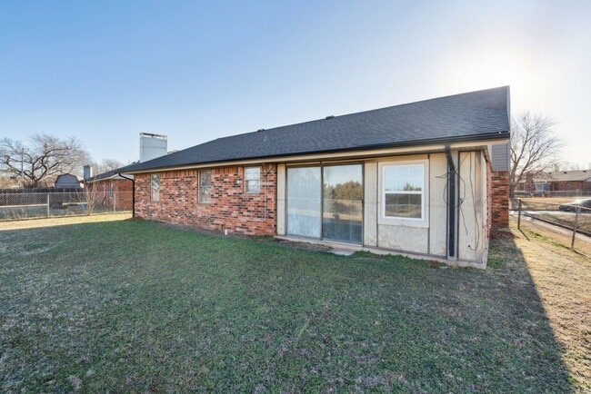 Building Photo - 3-Bedroom Home Near Dining, Shopping & Broadway Extension