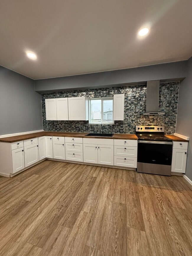 Building Photo - 4bd 1ba Home