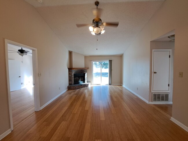 Building Photo - Remodeled 3BR/2BA home in great central lo...