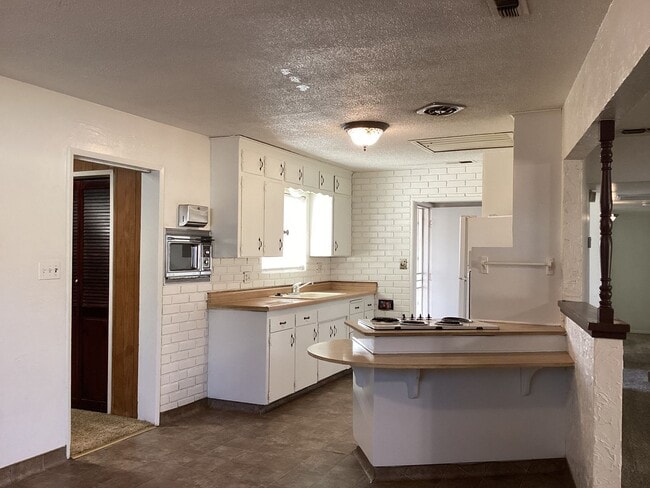 Building Photo - 487 W San Jose Ave