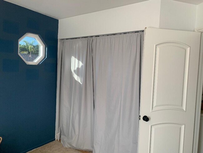 Building Photo - Wonderful East Ventura 4 Bedroom 2.5 Bath Home