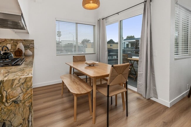 Building Photo - NEW Remodeled and furnished, 4 bed 3 bath available September 2026 to May 2027