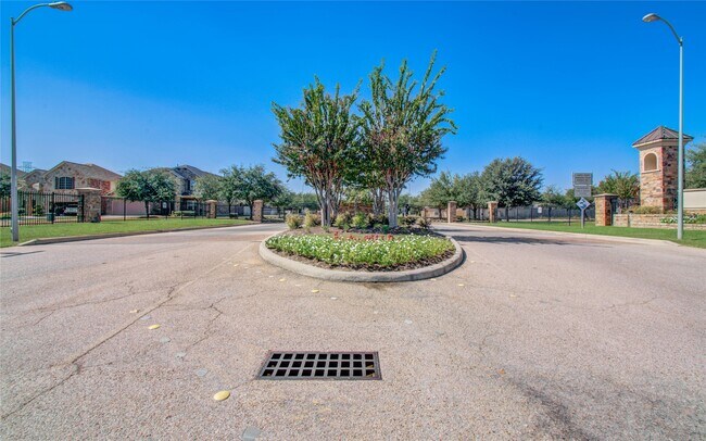 Building Photo - 7631 Willow School Dr