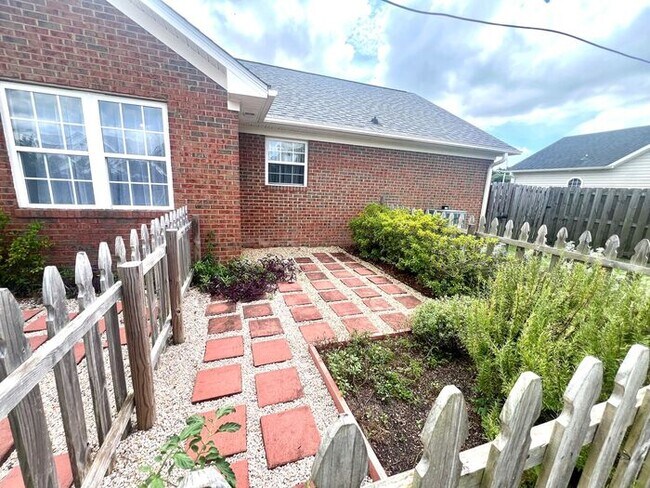 Building Photo - 3BR/2Bath/1 Garage/Fenced! Quail Woods community in the poplar Gorden Rd, North Wilmington area
