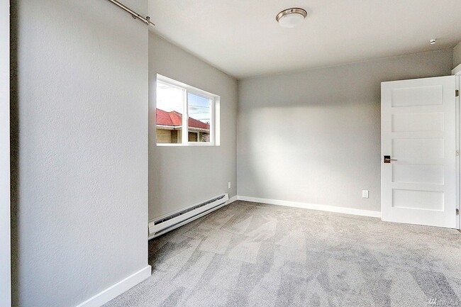 Building Photo - 1906 3rd Ave W