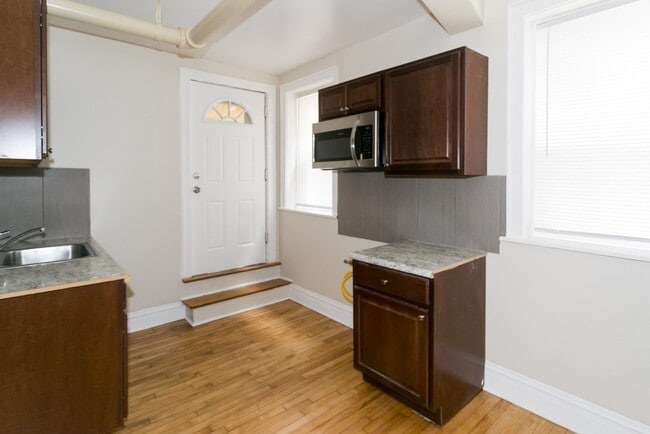 Building Photo - 4830 W Addison St