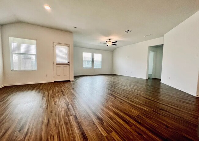 Building Photo - Modern 4-Bed, 2-Bath Retreat with Soaking ...