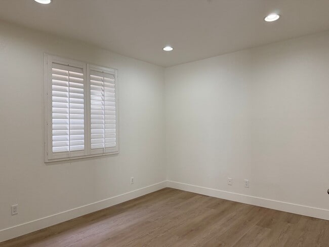 Building Photo - Amazing 5 bedroom home for rent in North Fontana