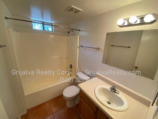 Building Photo - 1416 E Lee St