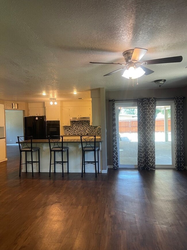 Building Photo - LARGE 4 BEDROOM 2 BATHROOM HOME IN THE PEPPERTREE SUBDIVISION