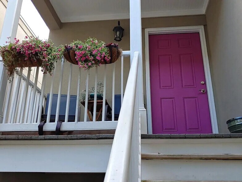 2nd story entrance - 318 W Wayne St