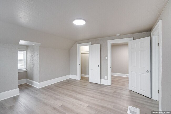 Building Photo - 702 S Commercial St