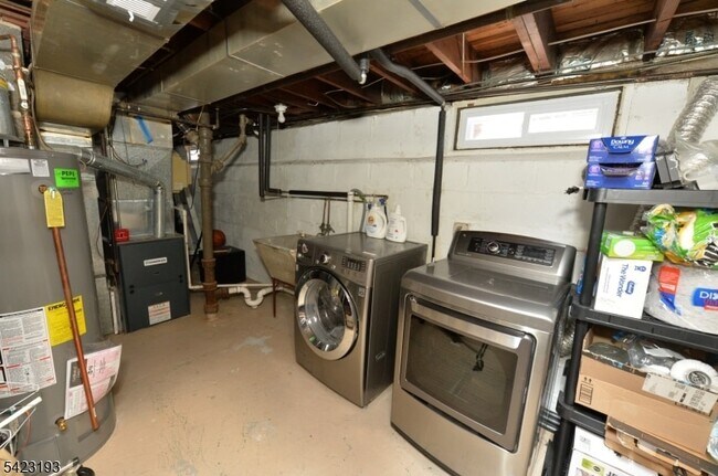 Building Photo - 483 Mt Prospect Ave