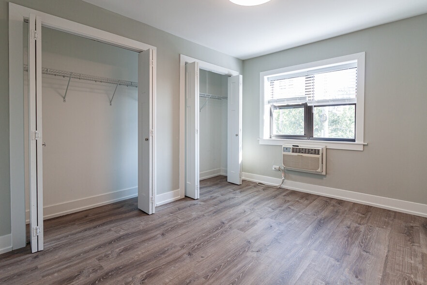 Building Photo - 454 W Barry Ave