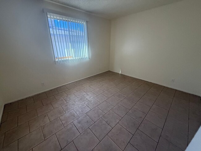 Building Photo - Hesperia Duplex-Spacious 2 Bedrooms, 1 Bathroom, New Interior Paint
