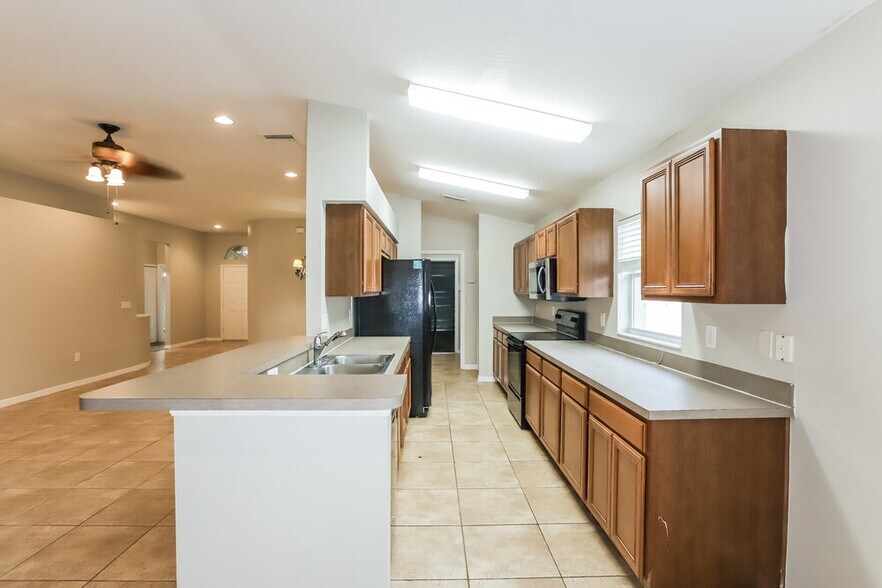 Building Photo - 721 Straw Lake Dr