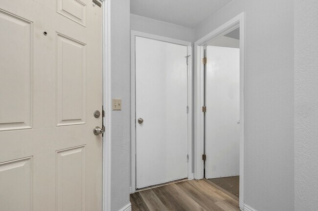 Building Photo - 2bed, 1.5 bath Duplex with Garage & Fenced Yard!