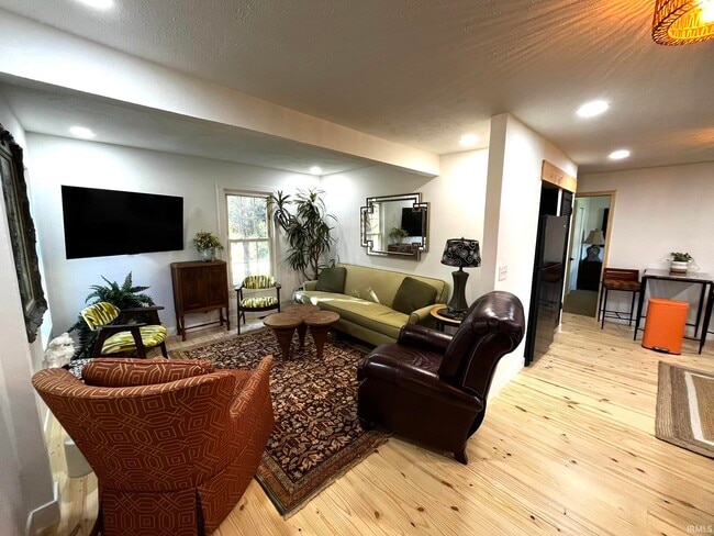 Building Photo - 624 Monroe St