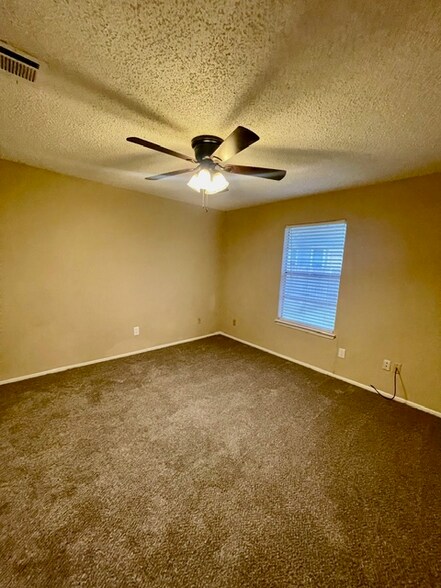 Building Photo - 2632 Colonial Ave