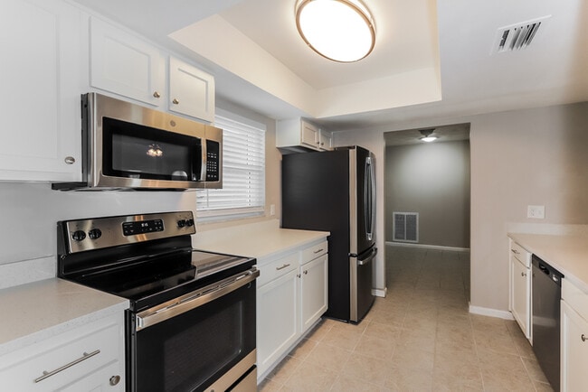 Building Photo - 701 Redondo Dr