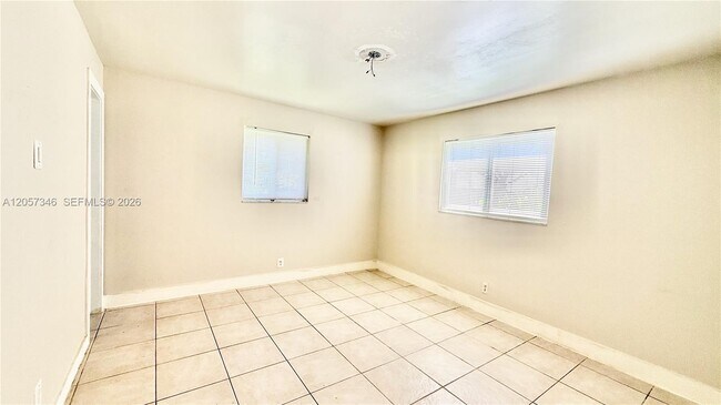 Building Photo - 320 Holloway Dr
