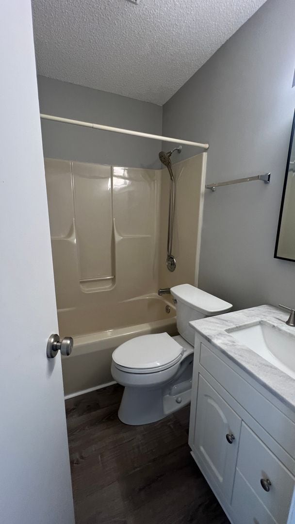 Building Photo - Sleek and Stylish 3 Bedroom, 2 full bath cottage home in Mid-town! Only $1750/mo.!!