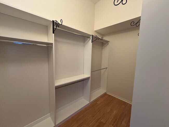 Building Photo - 4137 Woodview Dr