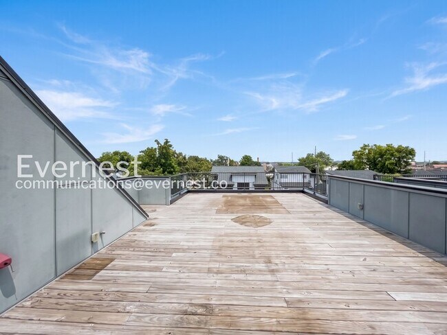 Building Photo - 3 Bed/3.5 Bath Home with Garage / Available Now!