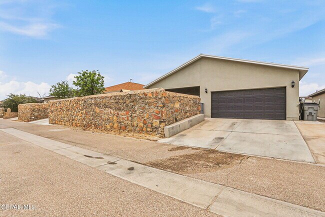 Building Photo - 6556 Ta Suil Pl