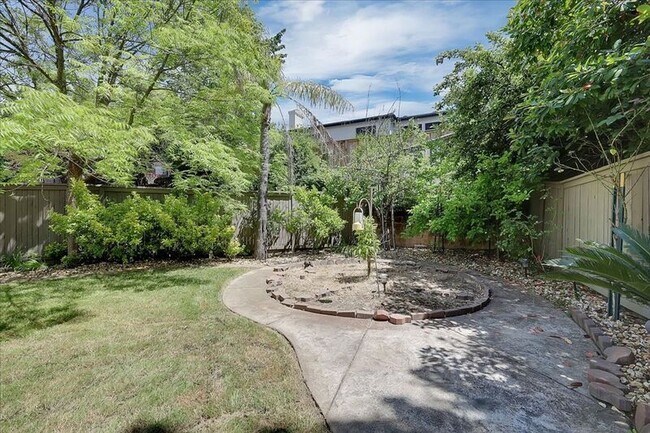 Building Photo - 208 Otter Glen Ct