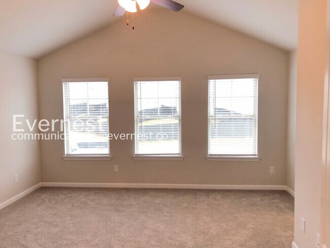 Building Photo - 4 Bed/2.5 Bath Home with Garage / Pet-Friendly / Vouchers Accepted / Coming Soon!